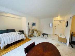 Stylish Montreal Apartment: Comfortable Stay in the Golden Square Mile